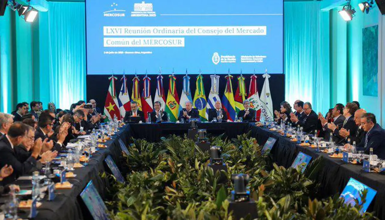 Arce llega a Argentina para participar de la cumbre del Mercosur que lidera Milei