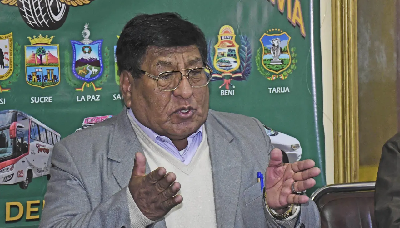 Choferes de Bolivia: “Presidente, no es solución decir no puedo garantizar combustible, es su obligación” 