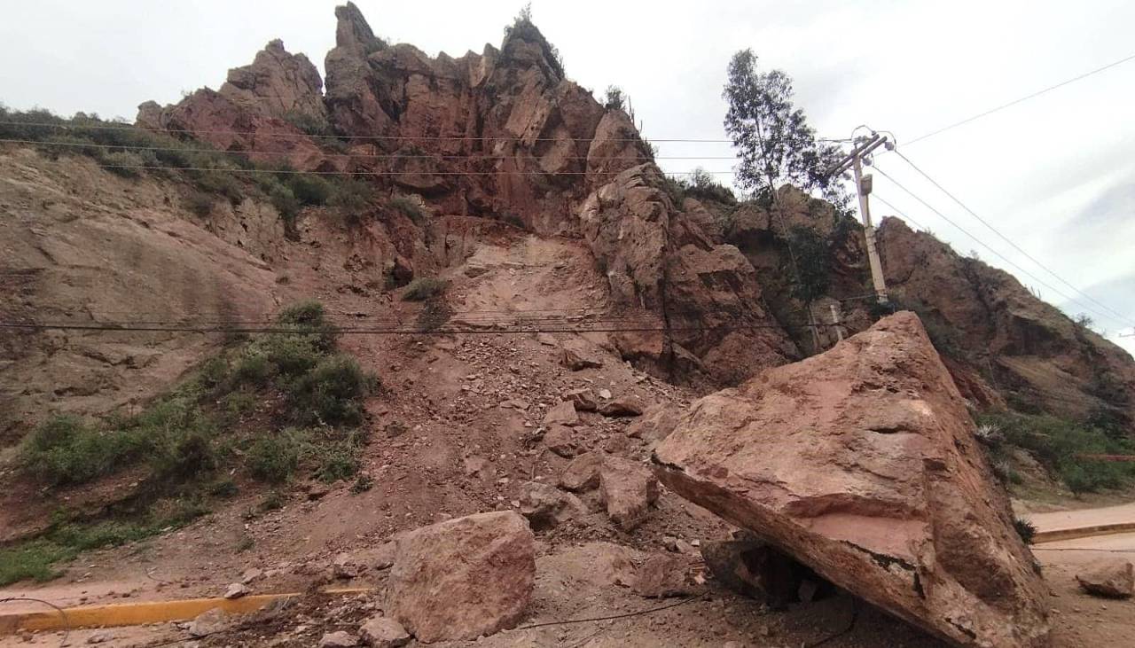 Una enorme roca cae en la ruta a Mallasa y alarma a los conductores en el sur de La Paz 