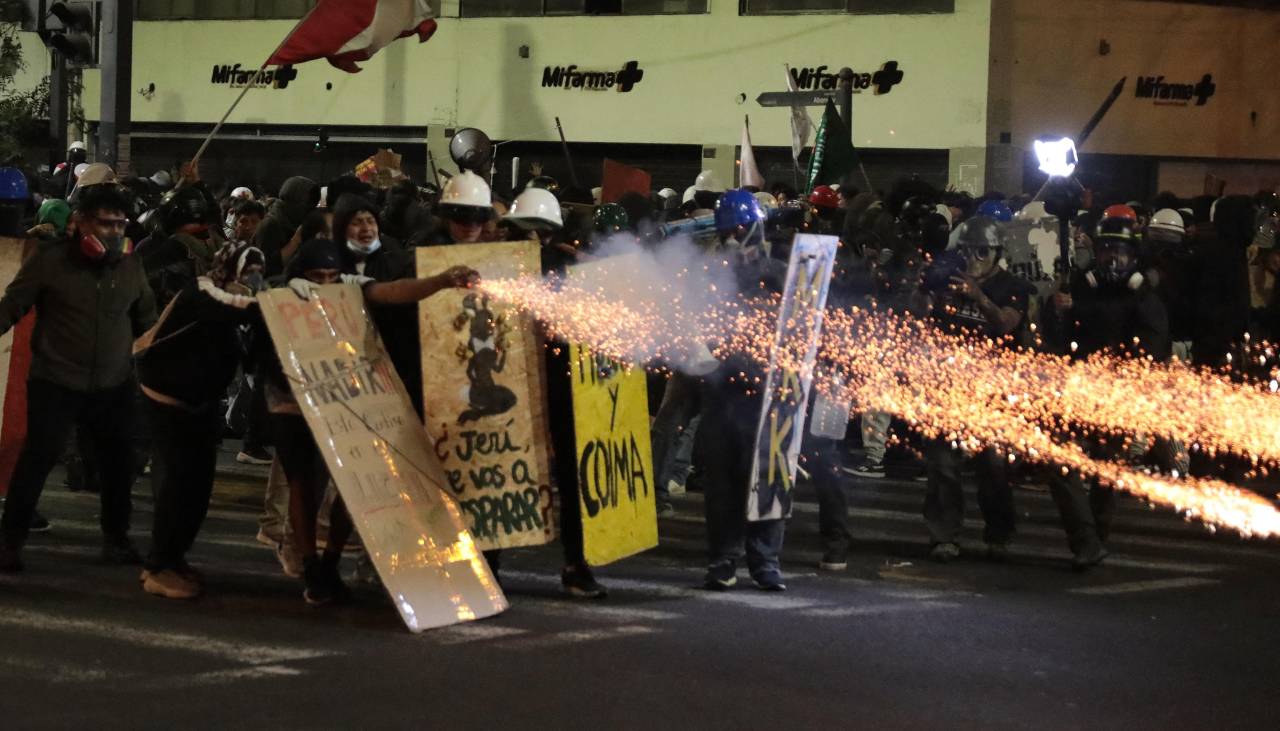 Varios heridos durante masiva protesta en Perú tras instalarse nuevo gobierno