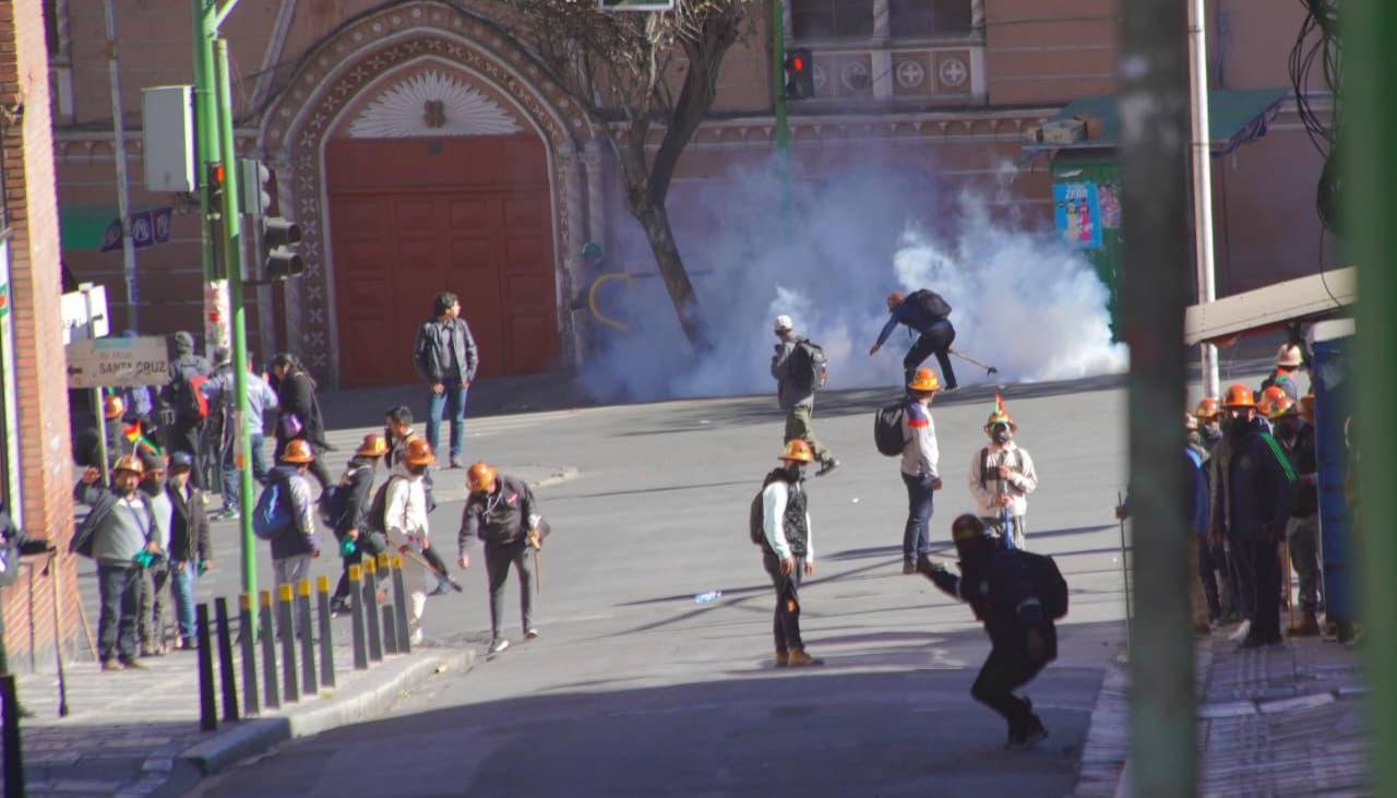 Capturan a un hombre acusado de lanzar dinamita a la Policía y suman al menos tres arrestados por los enfrentamientos en La Paz