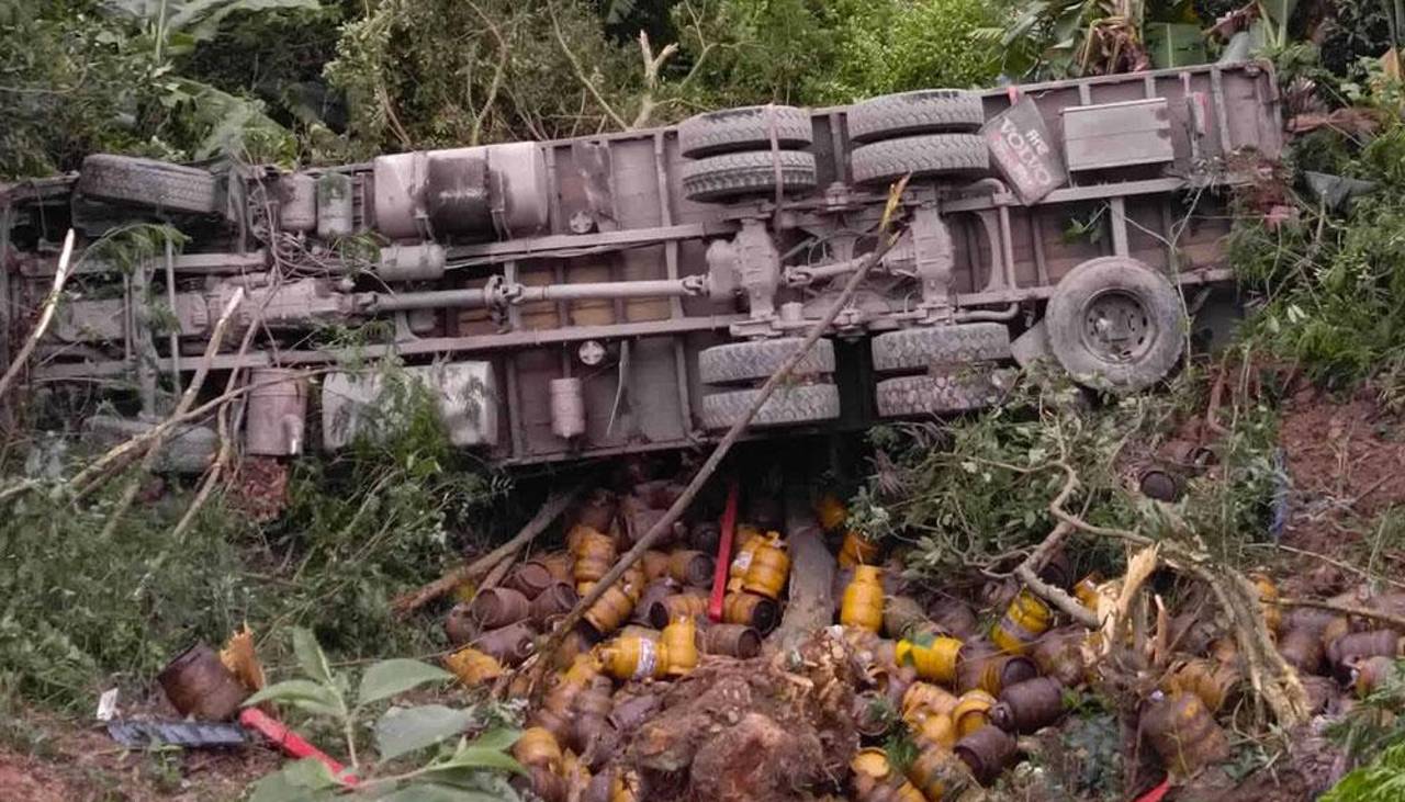 Camión cargado de garrafas cae a un barranco por dar paso a otro vehículo en la ruta a los Yungas de La Paz