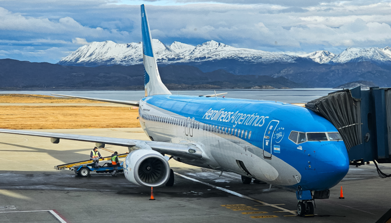 Aerolíneas Argentinas pasará a ser “susceptible de privatización” por decreto de Milei