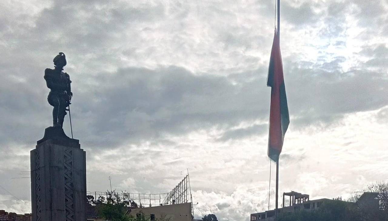 Nuestra Señora de La Paz abre el mes de su aniversario 477 con la iza de banderas 