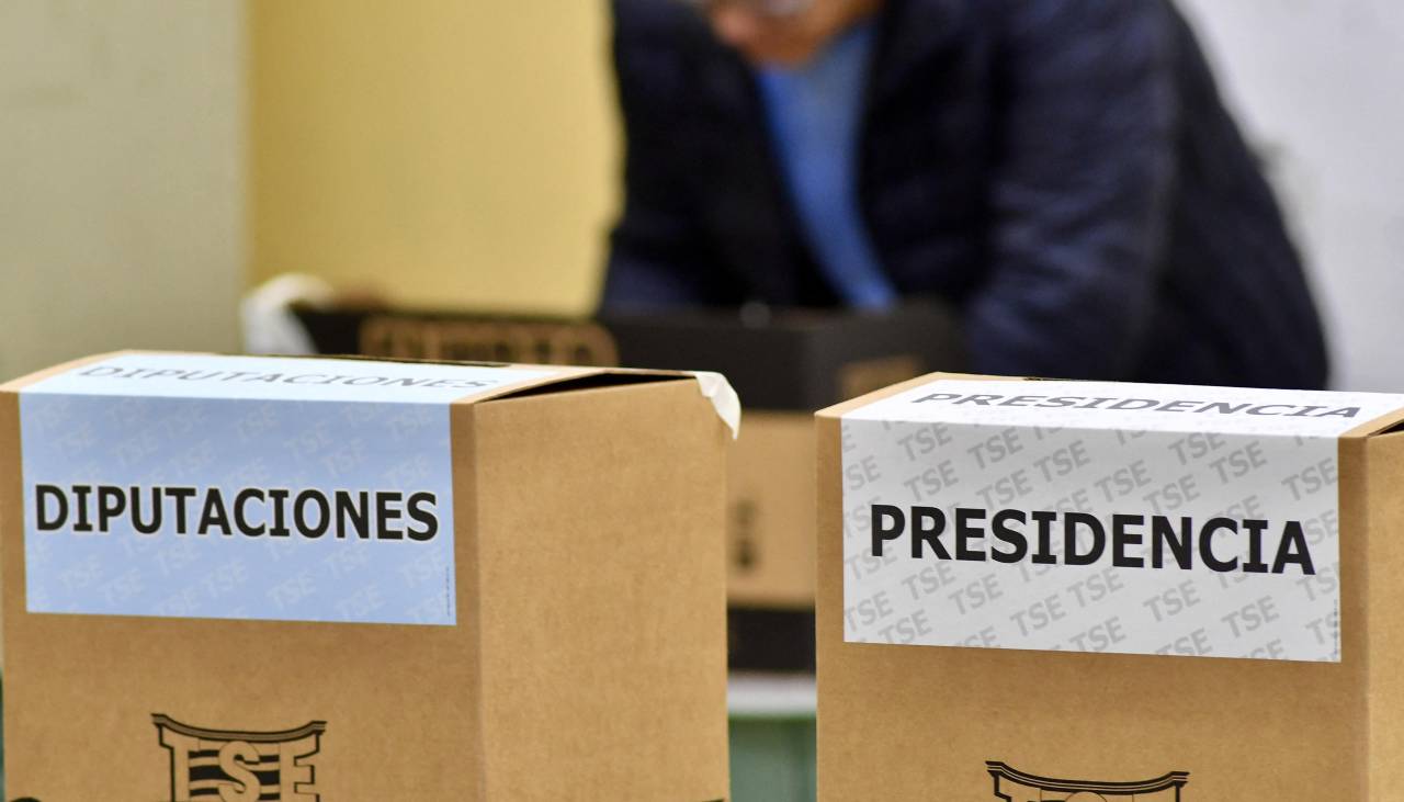 Costa Rica vota para presidente con una favorita de línea dura contra violencia del narco