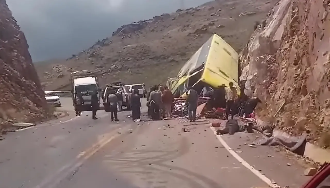 Tragedia en Potosí: Trasladan a Llallagua a sobrevivientes del bus que chocó contra una peña