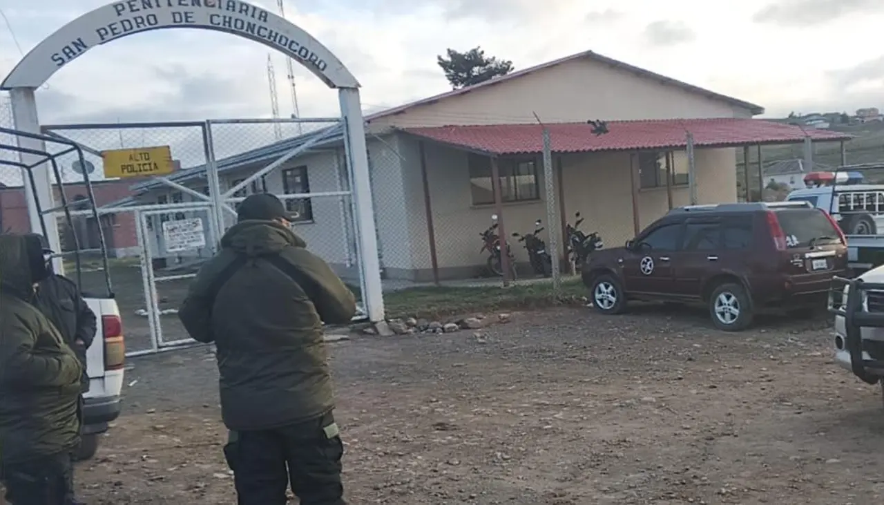 Fuga de reos: Aprehenden a un policía y arrestan a otros cinco funcionarios de Chonchocoro; el operativo se extiende a la frontera con Perú