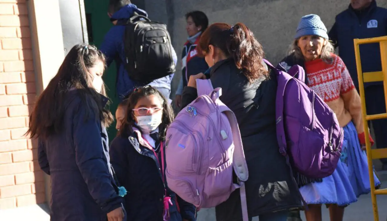 Educación aclara que aún no rige el horario de invierno en el país, pero hay tolerancia en zonas que registran frío
