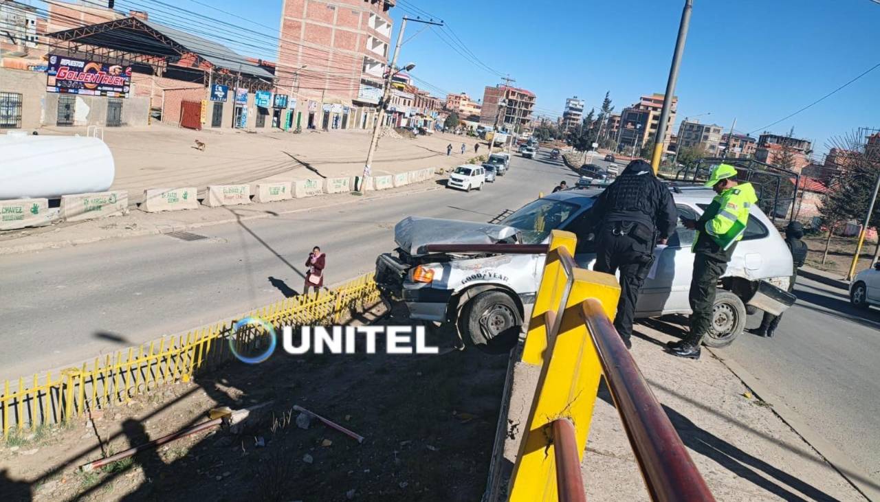 Un vehículo se estrella contra la baranda de un puente de El Alto y queda colgado 