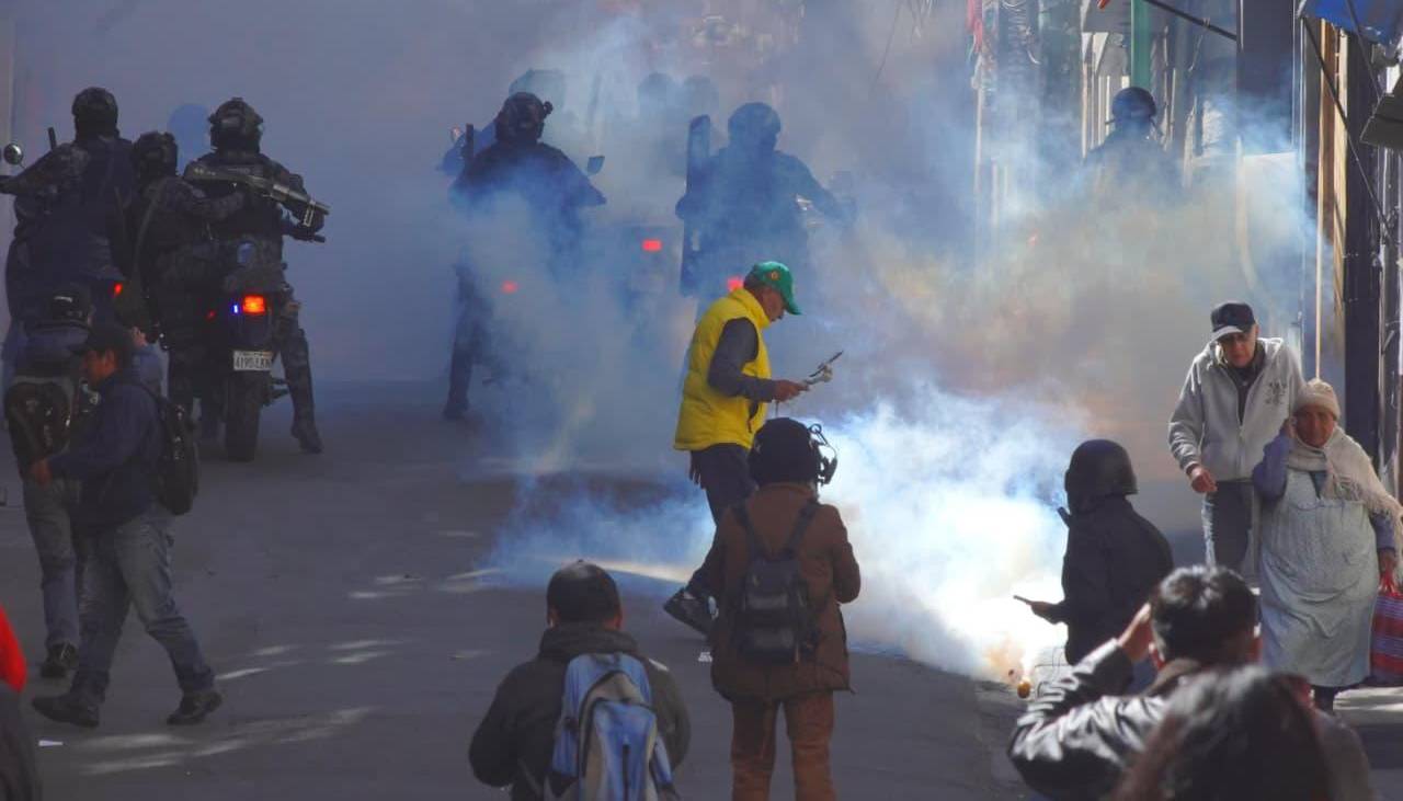 La Policía dispersa a los movilizados con gases en uno de los ingresos a la plaza Murillo