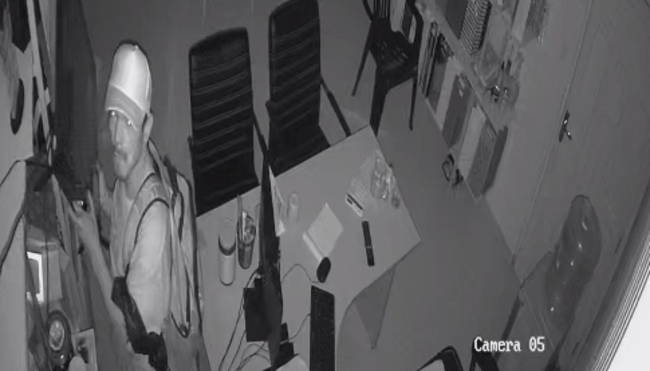 Delincuentes son grabados robando TV y computadores de un almacén en la Villa 1º de Mayo