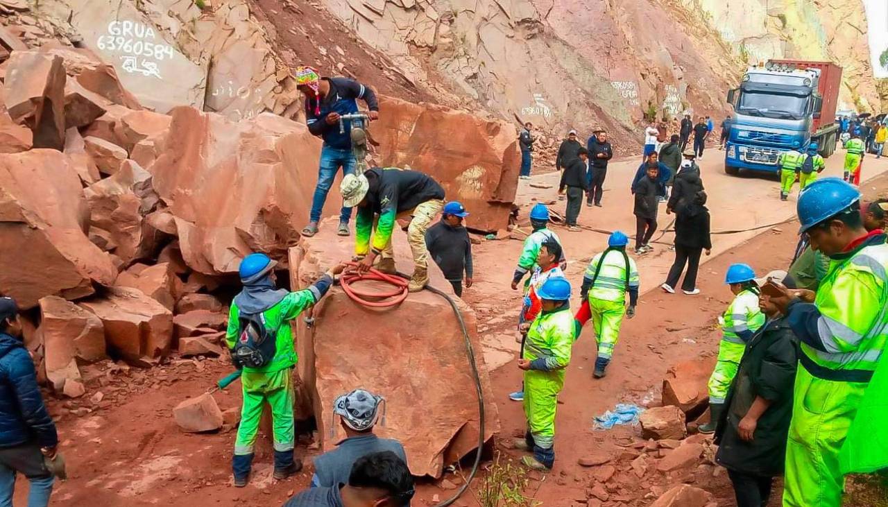 Derrumbes en la ruta Cochabamba-Oruro: Suspenden viajes y ABC trabaja en la limpieza de la vía