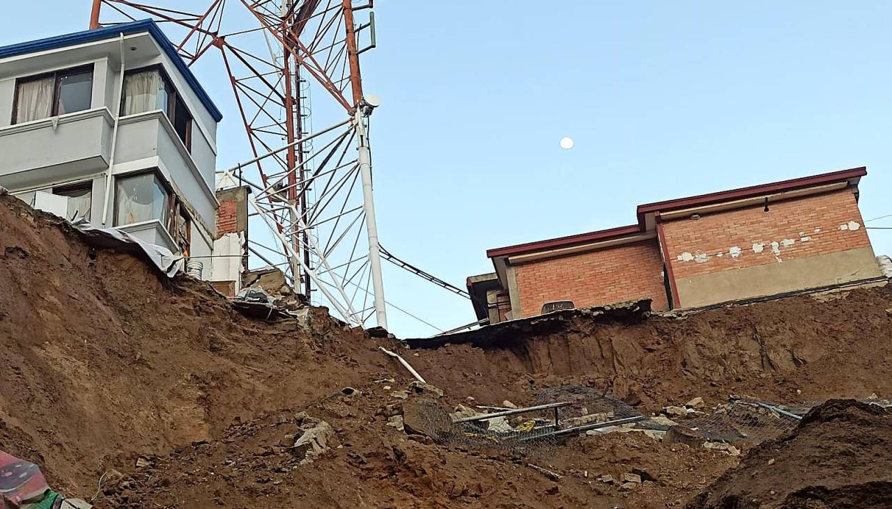 Otro deslizamiento alarma a vecinos de Santa Catalina, que advierten sobre el posible colapso de una casa y una antena