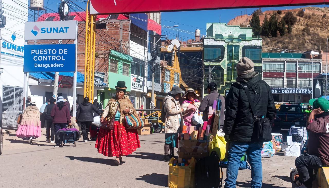 El boliviano se devalúa en Desaguadero, golpea al comercio, al trabajo y alienta el contrabando