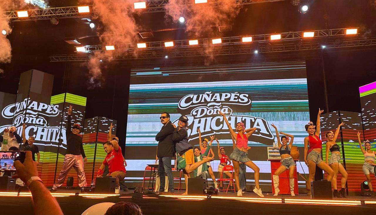 El humor y la tradición se fusionan en la coronación de Camila I