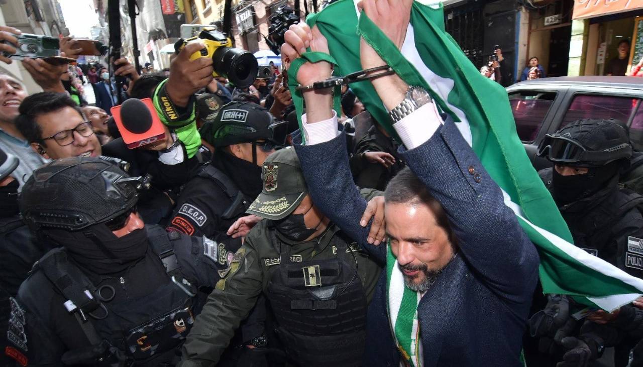 Con una bandera cruceña en la mano, así llega Camacho a la audiencia en la cual se revisará su detención preventiva