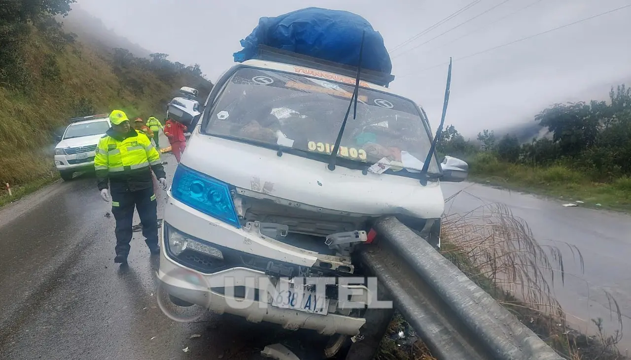 Trágico accidente: Minibús con pasajeros se estrella contra una barrera de metal y deja tres fallecidos en los Yungas 