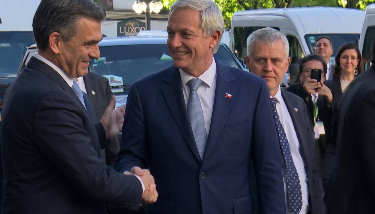 El presidente de Chile se despide de Rodrigo Paz tras salir de Palacio de Gobierno