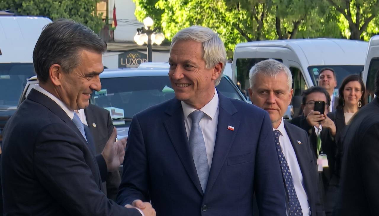 El presidente de Chile se despide de Rodrigo Paz tras salir de Palacio de Gobierno