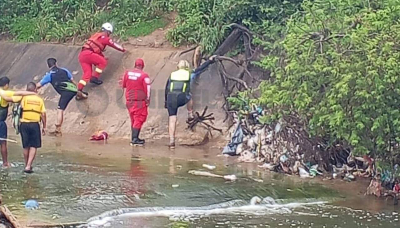 Hallan el cuerpo sin vida del joven que ingresó a una laguna en busca de salvar a su mascota