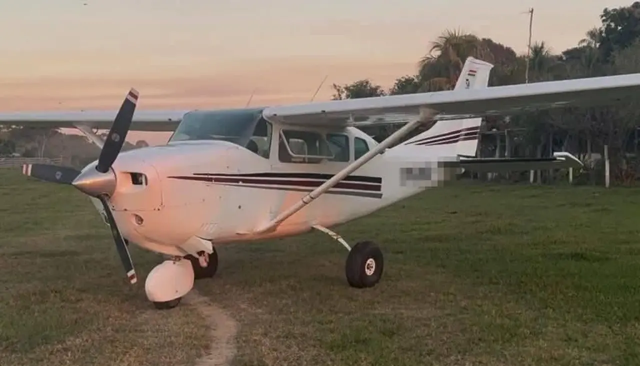 Interceptan una avioneta con 345 kilos de cocaína tras persecución aérea en el Chapare, informa el ministro Ríos