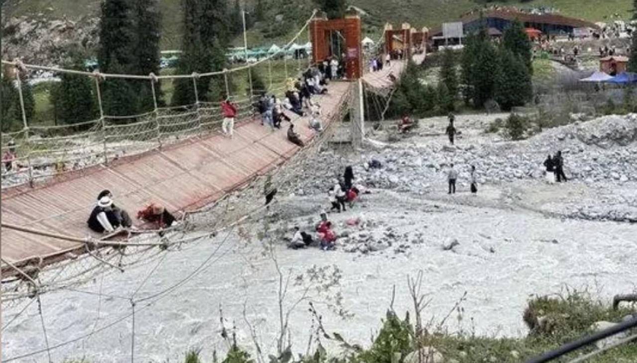 Una decena de muertos tras romperse un cable en megapuente en China
