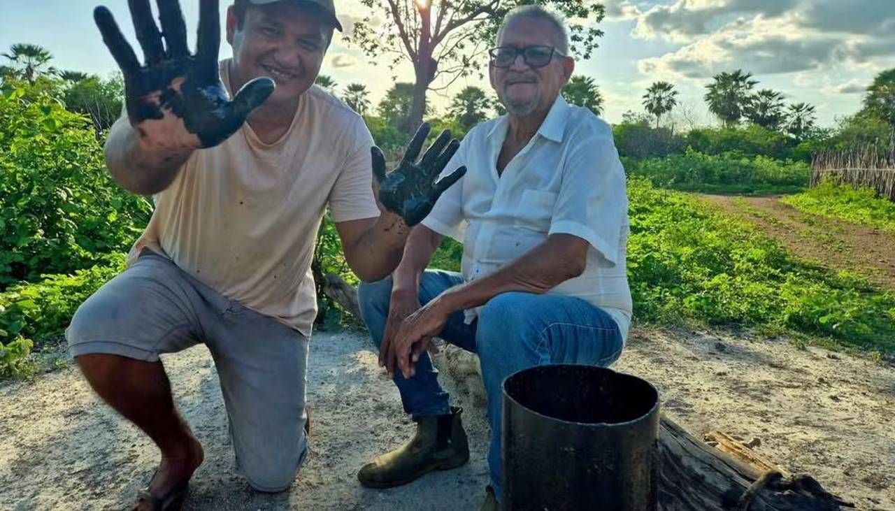 Perforaba un pozo de agua en su propiedad y terminó con un líquido negro “con olor a petróleo”