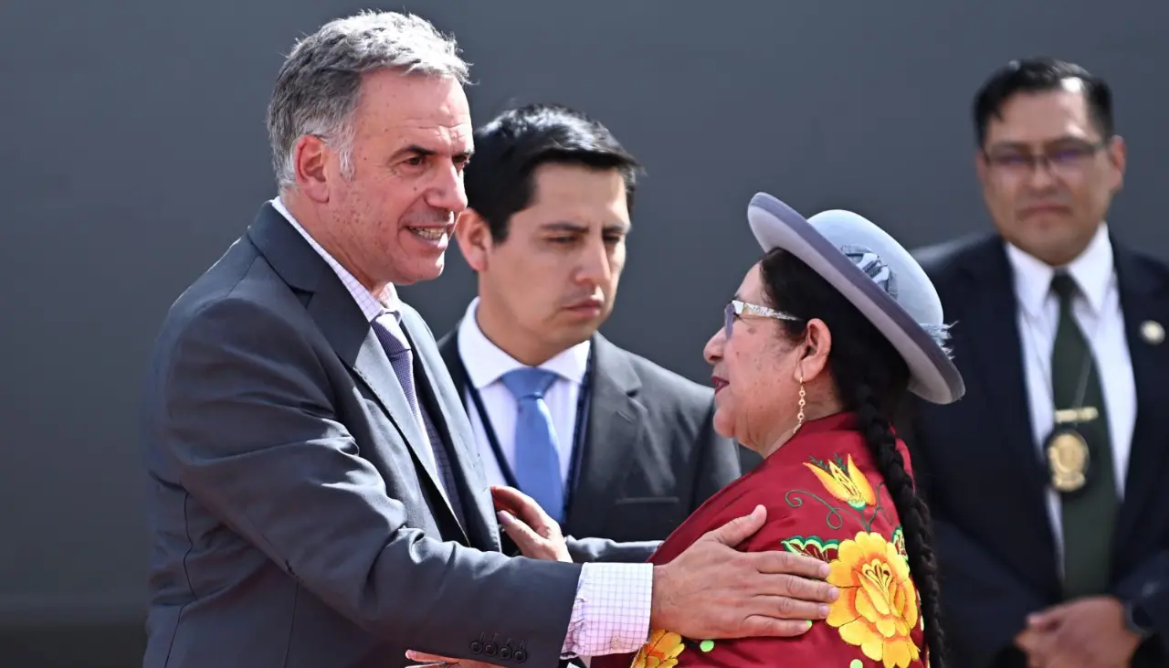 Arriba a Bolivia el presidente de Uruguay, Yamandú Orsi, para asistir a la posesión de Rodrigo Paz 