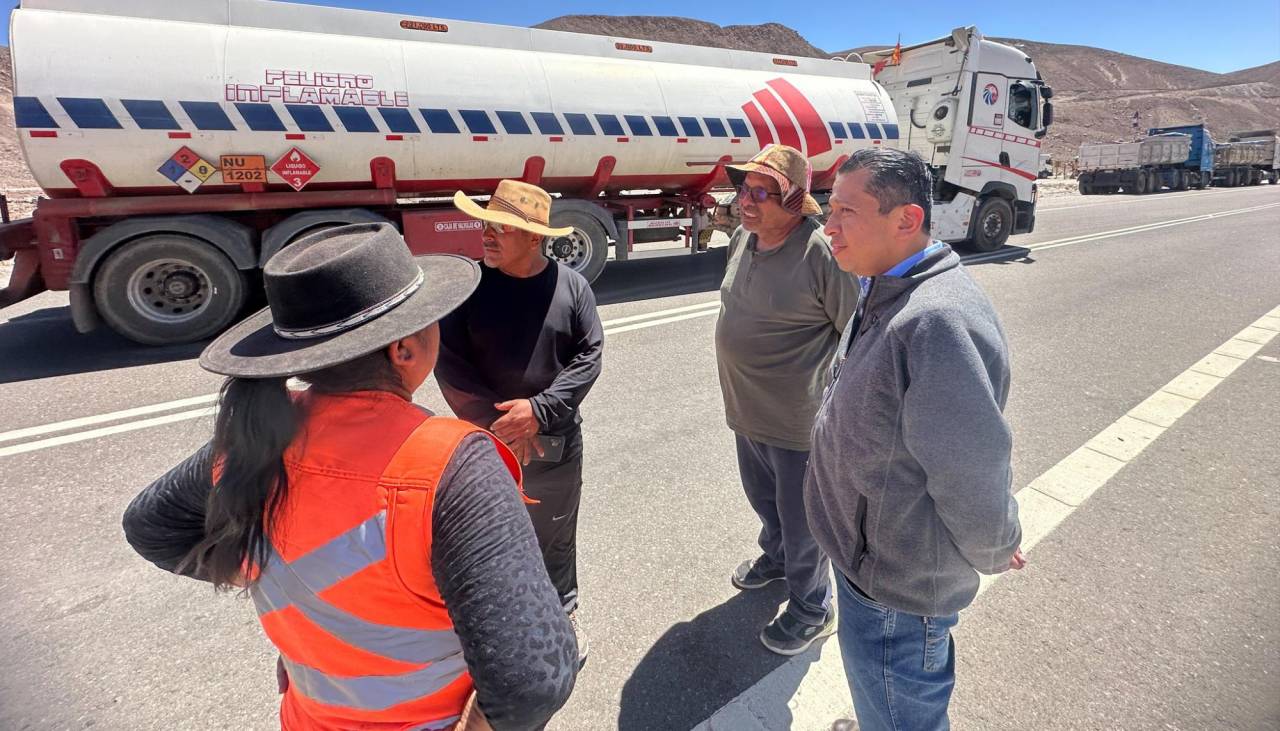 Media centena de cisternas con 1,7 millones de litros de combustible atraviesa el bloqueo en Arica para llegar a El Alto, anuncia el Gobierno