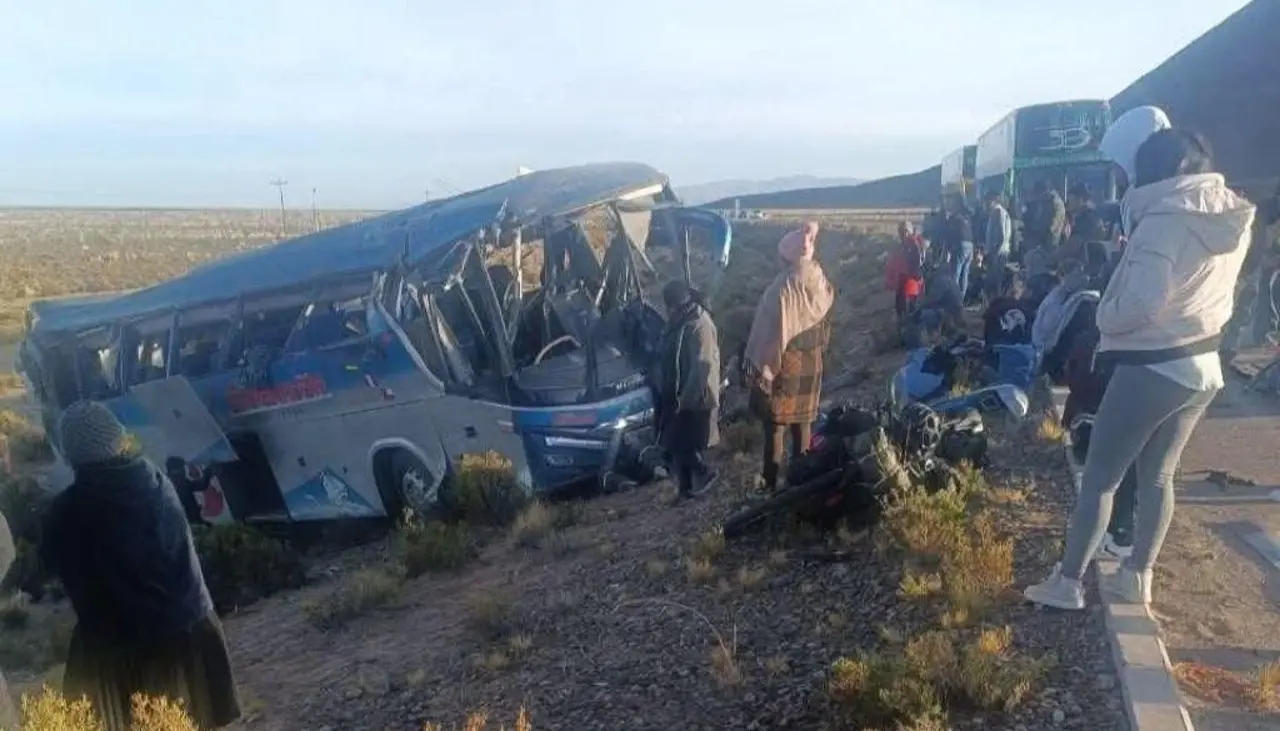 Bus vuelca en Challapata y deja tres fallecidos y nueve heridos 