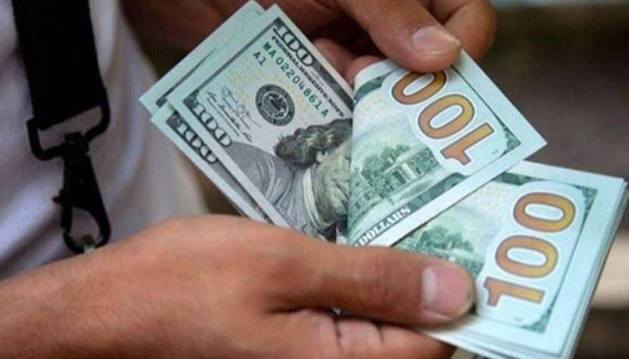 Espinoza reconoce que el tipo de cambio oficial del dólar “está reducido a muy pocas operaciones”