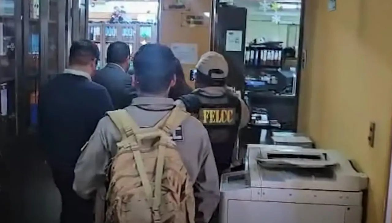 La Fiscalía y la Policía registran oficinas de Redes de Gas de YPFB en Sucre por presunto enriquecimiento ilícito
