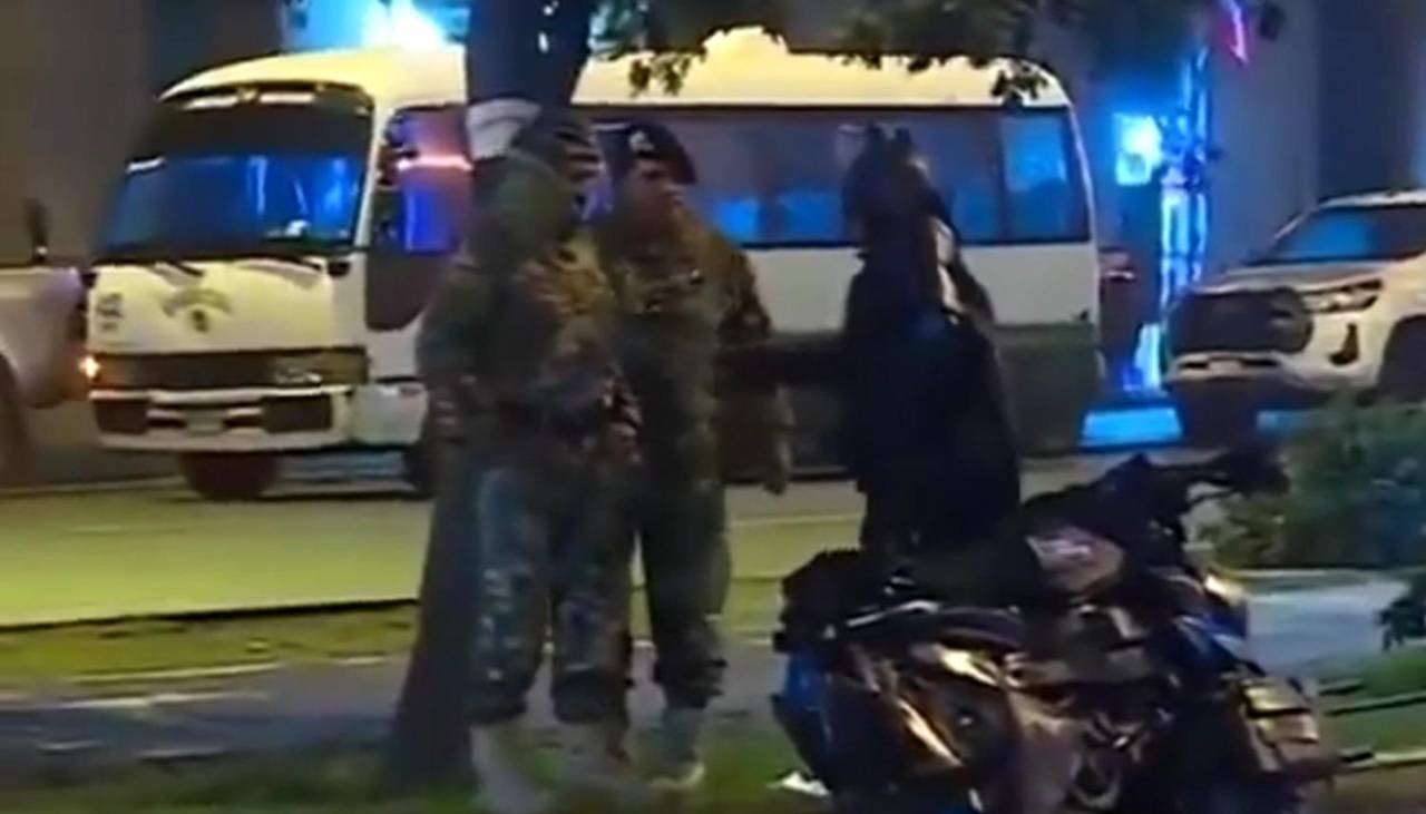 Viral: El épico ingreso de Batman sorprende a periodista antes de un desfile militar