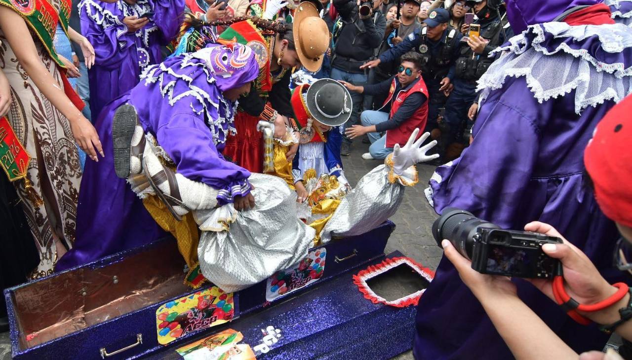 Bolivia cierra el Carnaval con el simbólico Entierro del Pepino