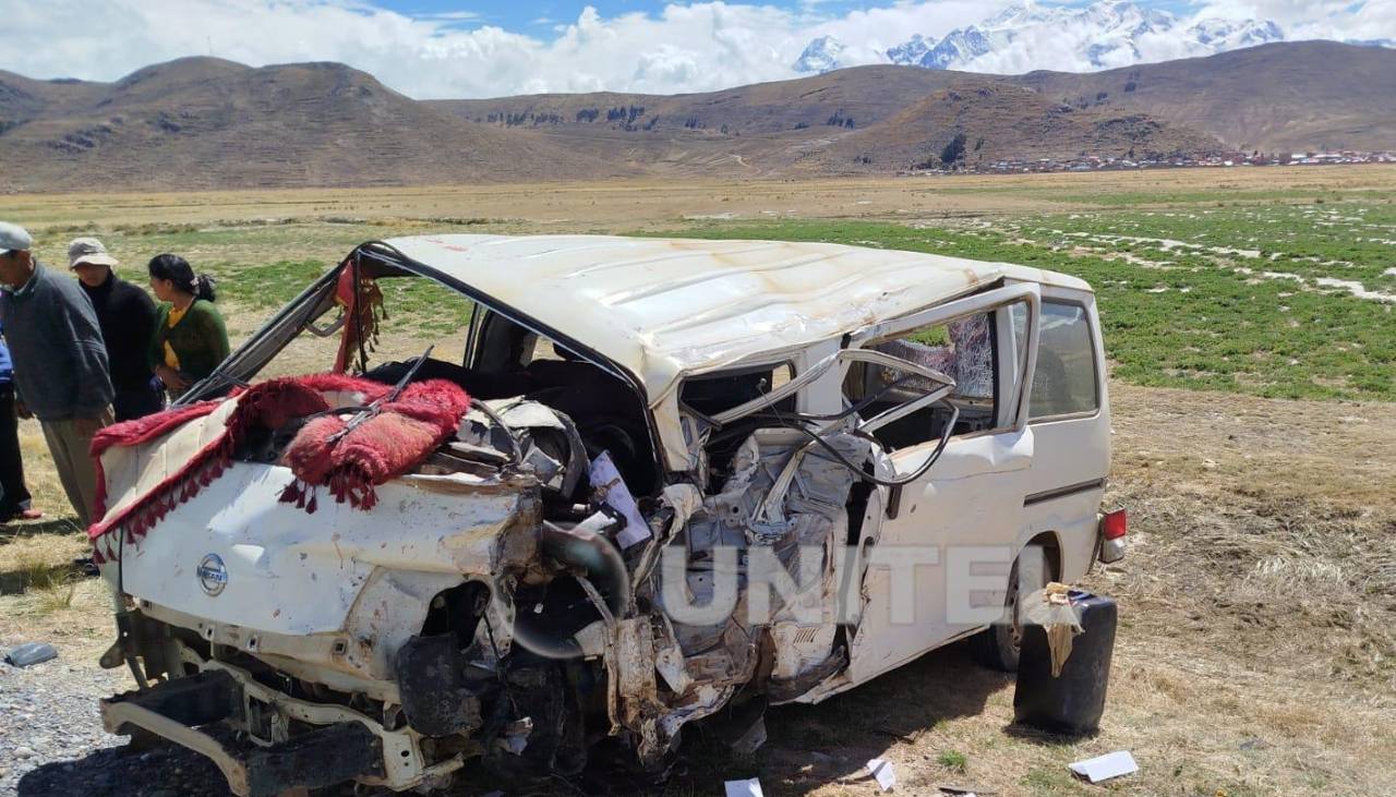 Tres muertos deja un choque frontal de dos minibúses en la carretera a Achacachi
