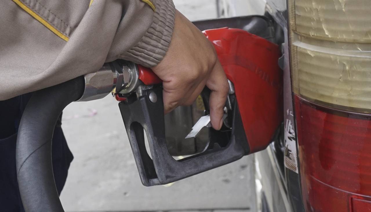 “Las filas ya parecen algo normal”: el reclamo de un conductor esperando por combustible