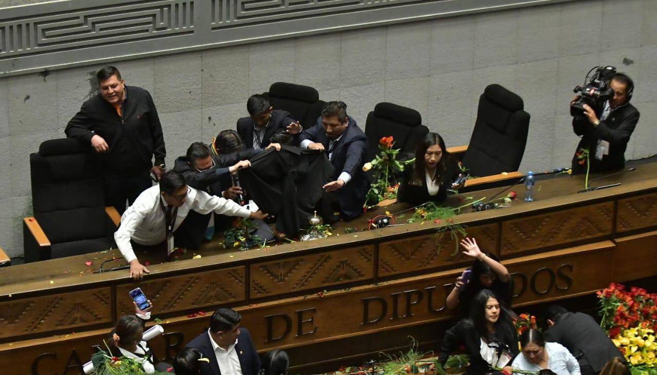 Arrojan objetos a Choquehuanca y se suspende la sesión que iniciaba el nuevo periodo legislativo