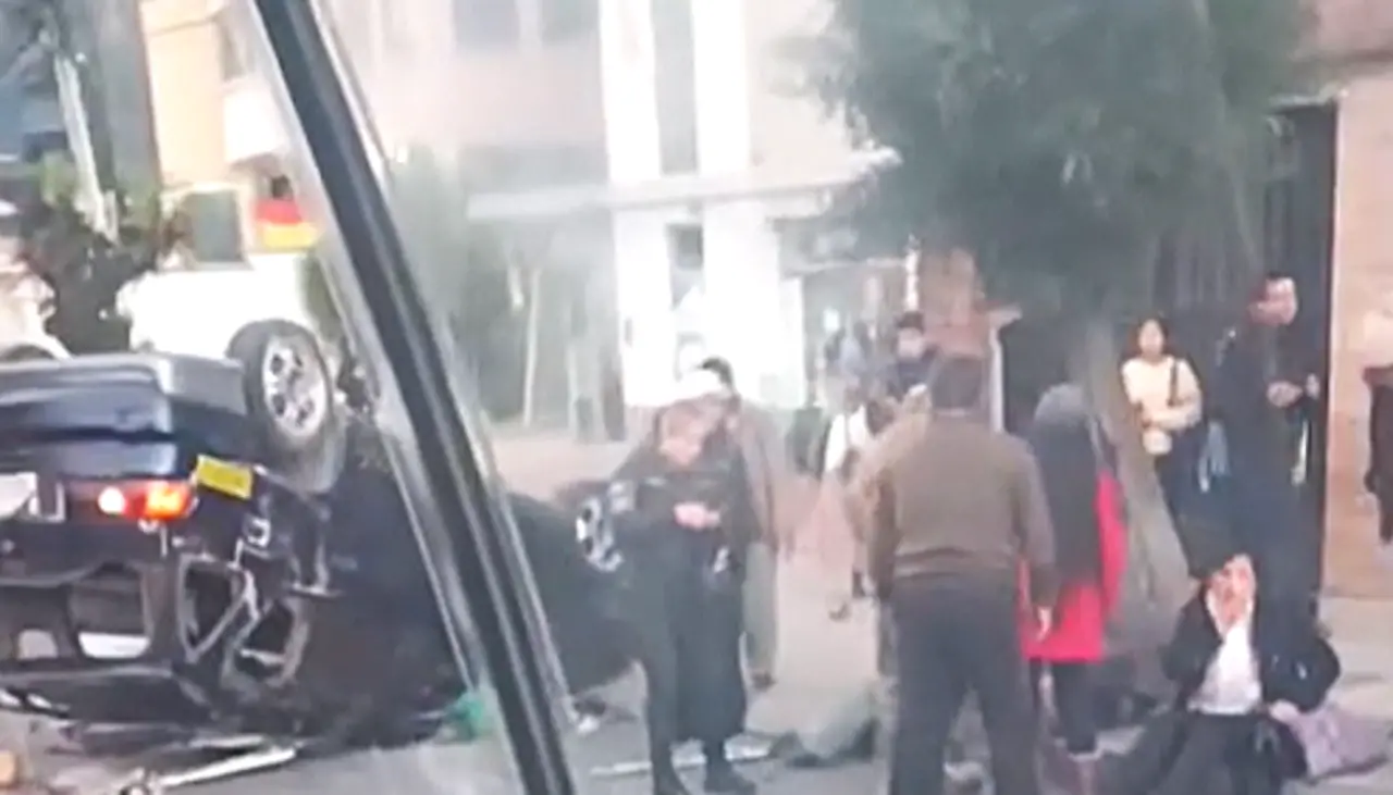 Vuelco de campana: Aparatoso choque deja cuatro heridos en el sur de La Paz