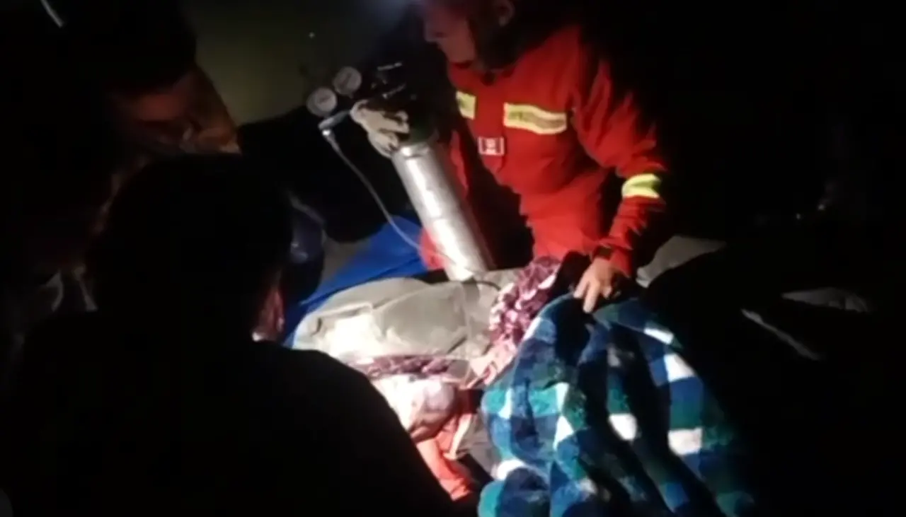 Un camión cargado con coca se precipita en un barranco de los Yungas y deja tres personas heridas; se reportan fallecidos 