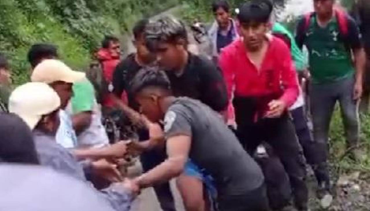 Video: Así rescataron al segundo sobreviviente del vehículo que cayó en un río de los Yungas