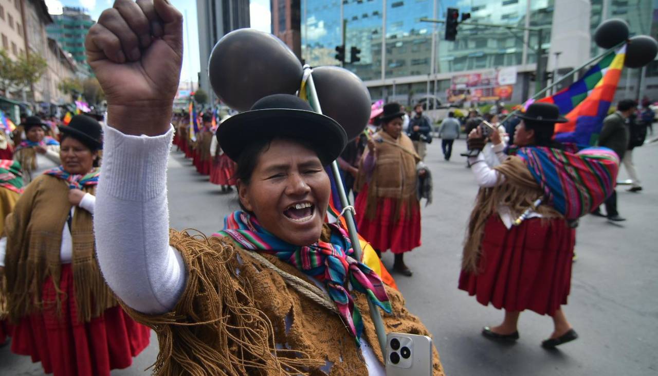 Marcha de mujeres de la COB llegó al centro de La Paz con cacerolas en mano