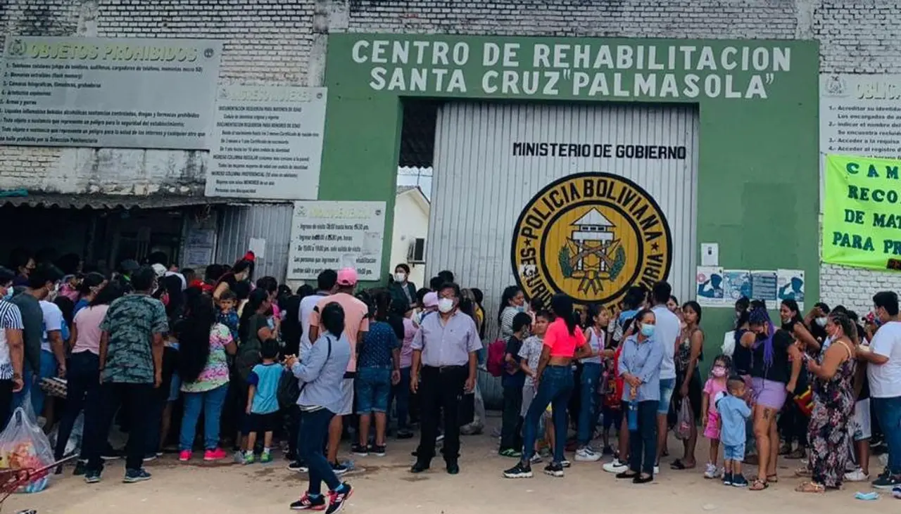 Hallan dinero en el escritorio de un policía acusado de realizar cobros para ingresar a Palmasola