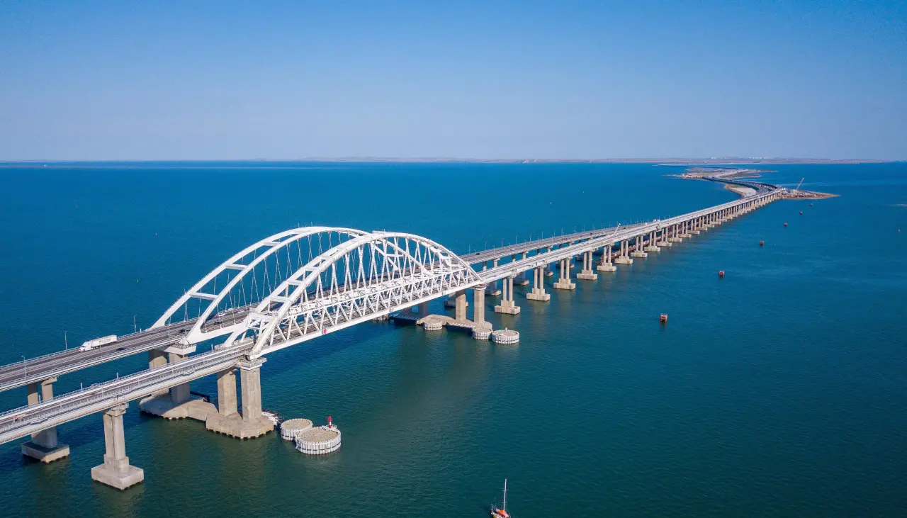 Ucrania asegura haber dañado los cimientos del puente de Crimea en una operación especial