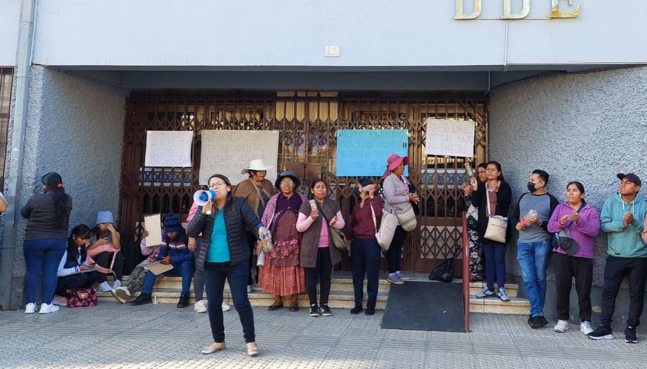 Padres de familia reclaman cupos en un colegio de alta demanda y protestan en puertas de la DDE de Cochabamba