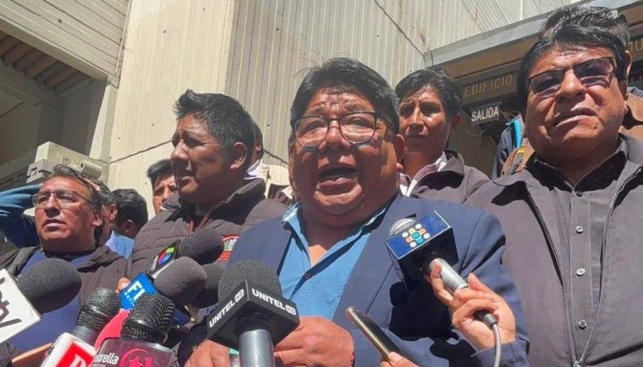 Transporte abandona reunión por la “ausencia” de autoridades y denuncia que a La Paz envían gasolina de “mala calidad”