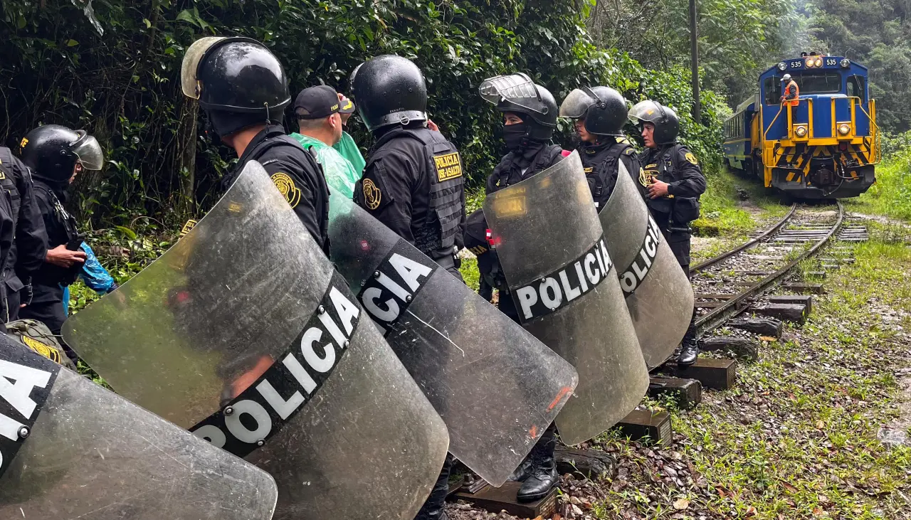 Evacúan a 1.400 turistas parados por protestas en Machu Picchu