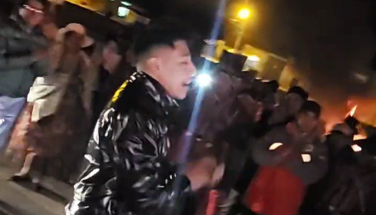 “Queremos interpretar una pieza para que nos dejen pasar”: Un grupo musical canta en un punto de bloqueo