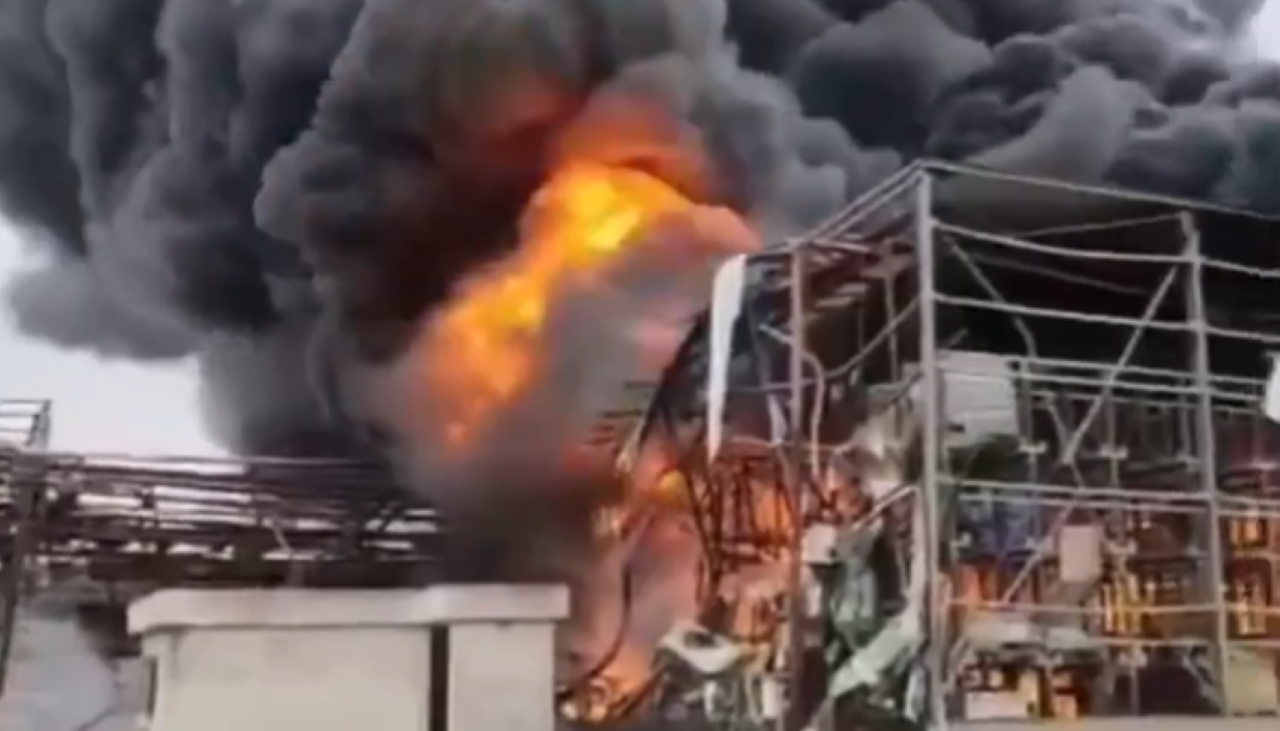 Impacto de restos de un misil iraní causa incendio y fuga de materiales peligrosos en el sur de Israel