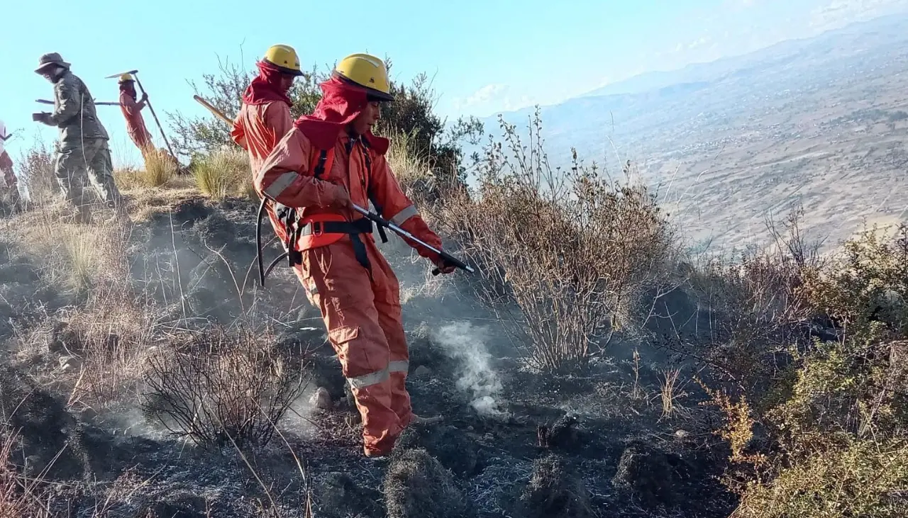 Logran controlar el incendio en la serranía de Tolata, pero aún se teme que el fuego se reactive