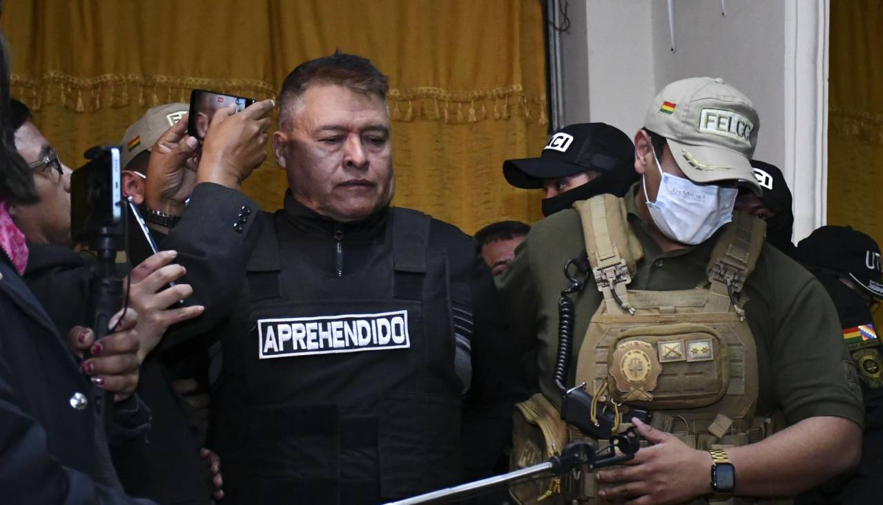 Aprehenden al ayudante de Zúñiga; el militar tiene una mochila con objetos personales del excomandante, dice la Policía